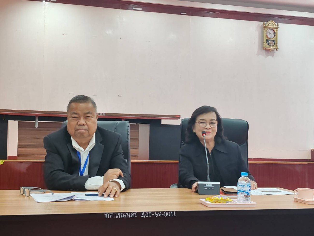 วันพฤหัสบดีที่ 11 ธันวาคม 2568 นางรัตนาภรณ์ คงพราหมณื นายกเทศมนตรีตำบลเรณูนคร คณะผู้บริหาร พร้อมเจ้าหน้าที่ที่เกี่ยวข้อง และชุมชน 9 ชุมชน ร่วมประชุมเตรียมความพร้อมในงานแข่งขันกีฬาชุมชนเทศบาล ประจำปี 2568 ณ ห้องประชุมรัตนโกมลมงคลเขต ชั้น 3 เทศบาลตำบลเรณูนคร