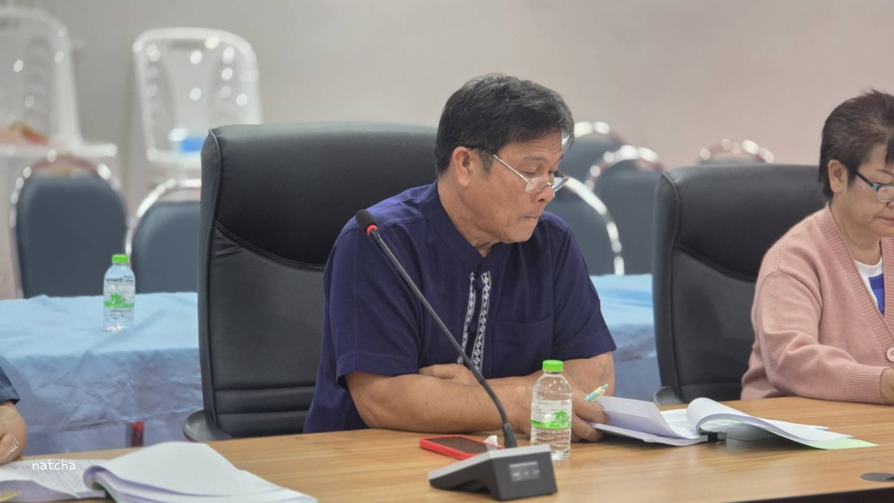 วันศุกร์ที่ 12 ธันวาคม 2568 นางรัตนาภรณ์ คงพราหมณื นายกเทศมนตรีตำบลเรณูนคร นายนิวชนบัวสาย รองนายกเทศมนตรีตำบลเรณูนคร นายทรงเกียรติ นาโสม รองนายกเทศมนตรีตำบลเรณูนคร ว่าที่ร้อยเอกธนาวุฒิ ศรีอินทร์ รองปลัดเทศบาล รักษาราชการแทน ปลัดเทศบาล พร้อมคณะกรรมการพัฒนาเทศบาลตำบลเรณูนคร ร่วมประชุมพิจารณาเห็นชอบร่างแผนการดำเนินงาน ประจำปีงบประมาณ พ.ศ.2569 ณ ห้องประชุมรัตนโกมลมงคลเขต ชั้น 3 เทศบาลตำบลเรณูนคร