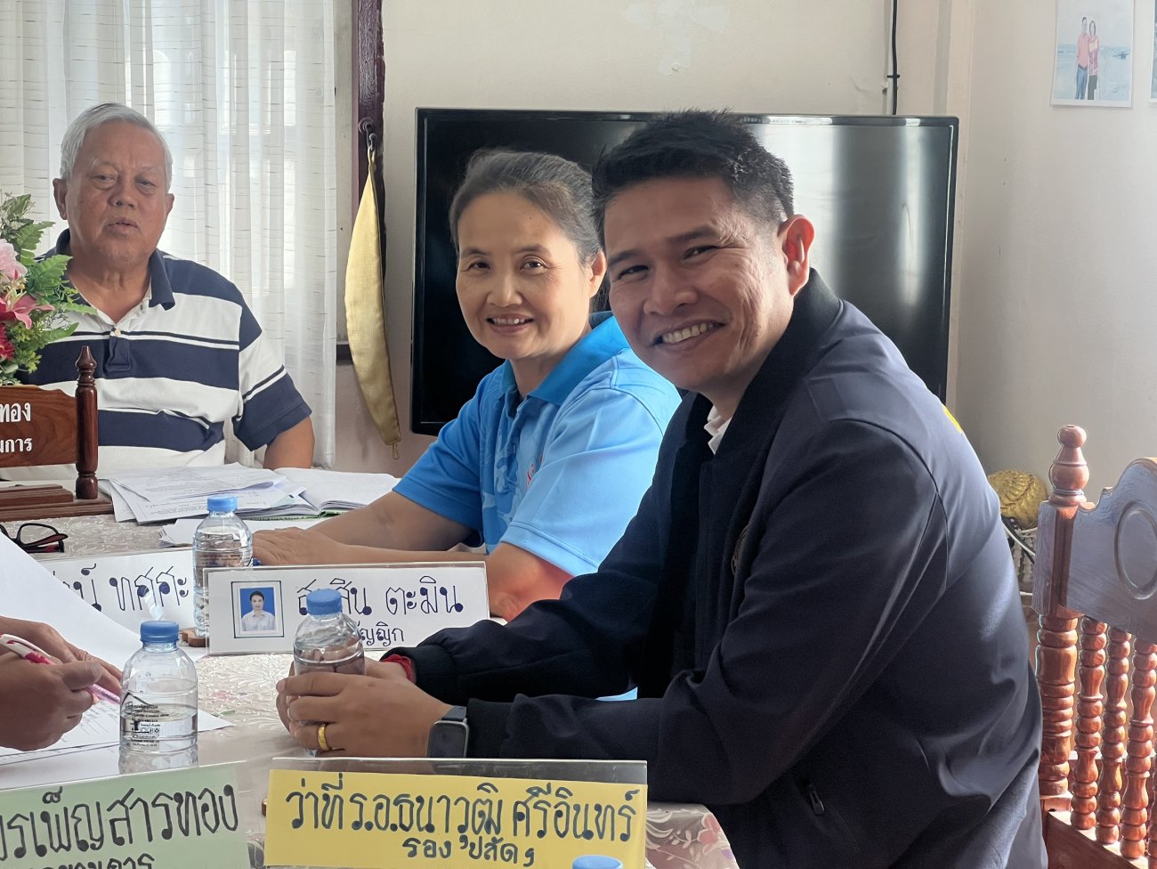 วันนศุกร์ที่ 12 ธันวาคม 2568 เวลา 10.00 น. นางรัตนาภรณ์ คงพราหมณ์ นายกเทศมนตรีตำบลเรณูนคร มอบหมายให้ ว่าที่ร้อยเอก ธนาวุฒิ ศรีอินทร์ รองปลัดเทศบาล รักษาราชการแทน ปลัดเทศบาล พร้อมด้วย นางสาวลลิตยา นานอก นักพัฒนาชุมชนปฏิบัติการ และ ส.อ. วัฒนพงษ์ เขียวโป พนักงานจ้างเหมาบริการ ร่วมประชุมคณะกรรมการชุมชนก้าวพัฒนา หมู่ที่ 9 ตำบลเรณู ประจำเดือนธันวาคม 2568 ครั้งที่ 3/2569 ณ ที่ทำการชุมชน หมู่ที่ 9 ตำบลเรณู อำเภอเรณูนคร จังหวัดนครพนม