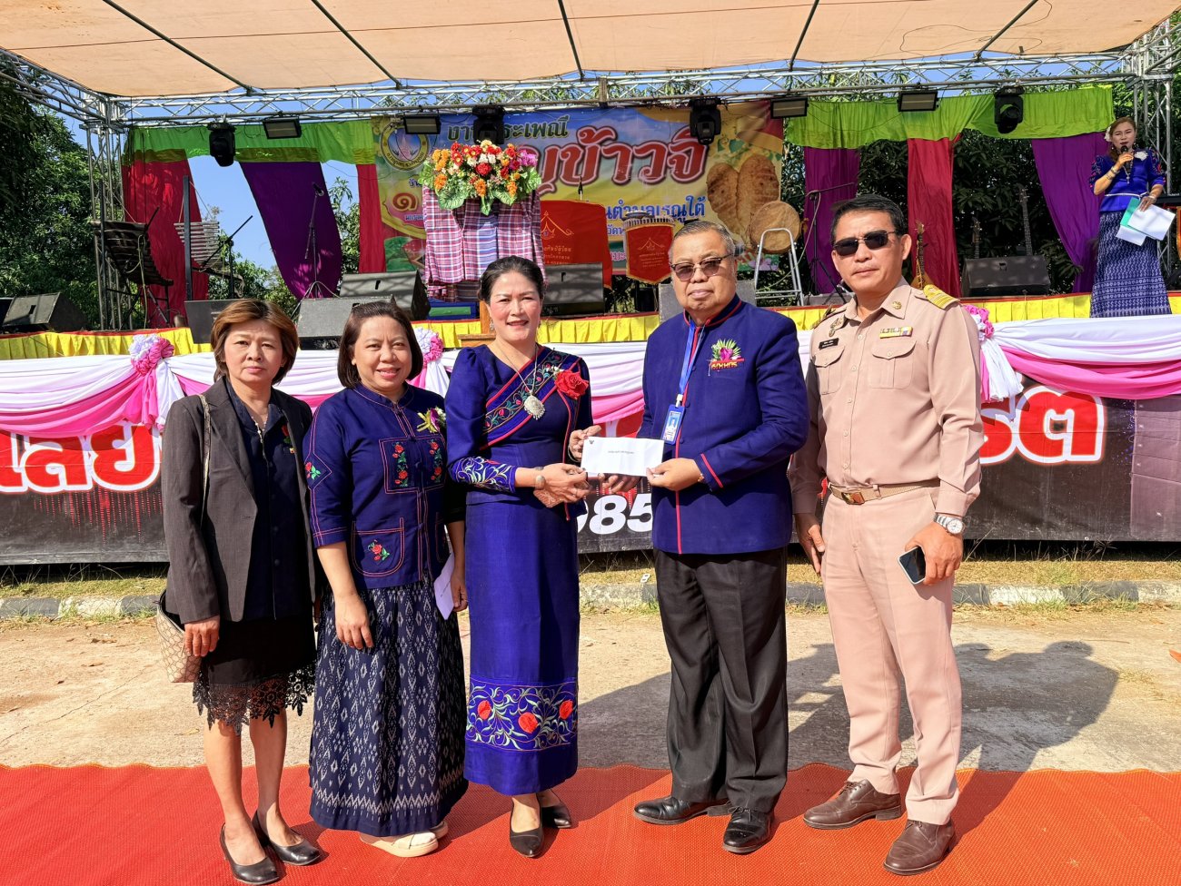 วันจันทร์ที่ 19 มกราคม 2569 นางรัตนาภรณ์ คงพราหมณ์ นายกเทศมนตรีตำบลเรณูนคร มอบหมายให้นายนิวชน บัวสาย รองนายกเทศมนตรีตำบลเรณูนคร พร้อมด้วยนางหงษ์สุดา แก่นจันทร์ เลขานุการนายกเทศมนตรีตำบลเรณูนคร นายพิสดาร ผลโยน ผอ.กองการศึกษา ร่วมพิธีเปิดโครงการประเพณีบุญข้าวจี่ ณ อบต. เรณูใต้ อำเภอเรณูนคร จังหวัดนครพนม โดยมีนายสุขสันติ วิเวก นายอำเภอเรณูนคร เป็นประธานในพิธีเปิดงานในครั้งนี้