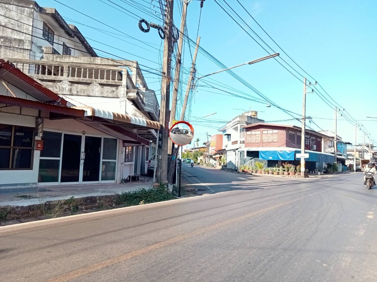 วันพฤหัสบดีที่ 29 มกราคม 2569 นางรัตนาภรณ์ คงพราหมณ์ นายกเทศมนตรีตำบลเรณูนคร มอบหมายให้ จนท.งานป้องกันและบรรเทาสาธารณภัย ติดตั้งกระจกนูนจราจร (Convex Mirror)บริเวณทางแยกมุมอับ ในเขตพื้นที่เทศบาลตำบลเรณูนคร การติดกระจกโค้งจะช่วยเพิ่มทัศนวิสัย ลดการเกิดอุบัติเหตุ และทำให้ผู้ขับขี่เพิ่มความระมัดระวังมากขึ้นในบริเวณอันตราย