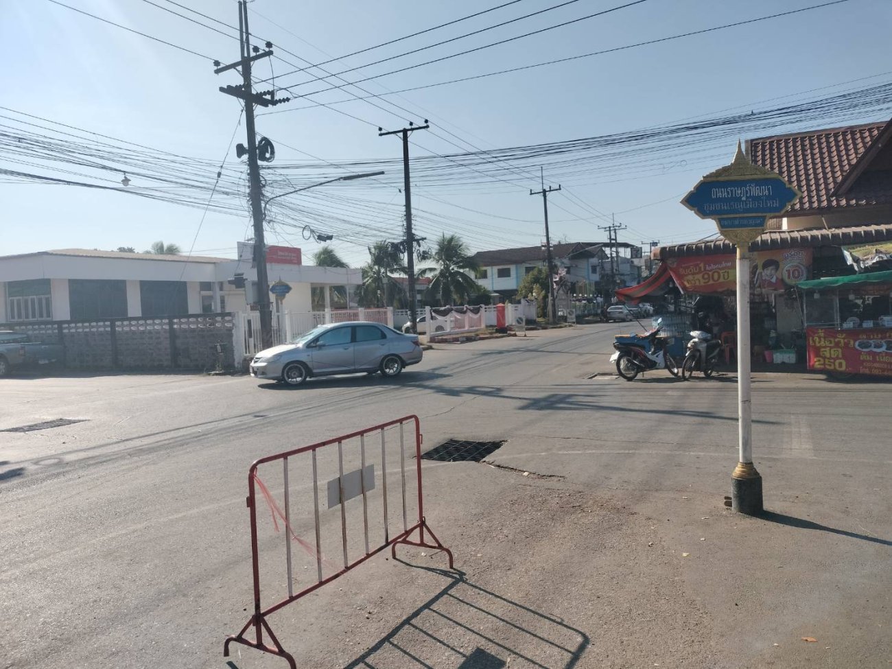 งานบริการประชาชน  กองช่าง เทศบาลตำบลเรณูนคร วันอังคารที่ 3 กุมภาพันธ์ 2569   นางรัตนาภรณ์ คงพราหมณ์ นายกเทศมนตรีตำบลเรณูนคร มอบหมายให้เจ้าหน้าที่กองช่างเทศบาลตำบลเรณูนคร ดำเนินการดังนี้ 1. สำรวจจุดสัญญาณไฟจราจรที่มีอยู่และเพิ่มเติมจุดที่เสีย  2. ซ่อมแซมไฟฟ้า ถนนสาธารณะในเขตเทศบาลตำบลเรณูนคร 3. พัฒนาตกแต่งกิ่งไม้ บริเวณถนนกาญจนาภิเษก ร่วมกับชุมชนหมู่ 5 ตำบลเรณู