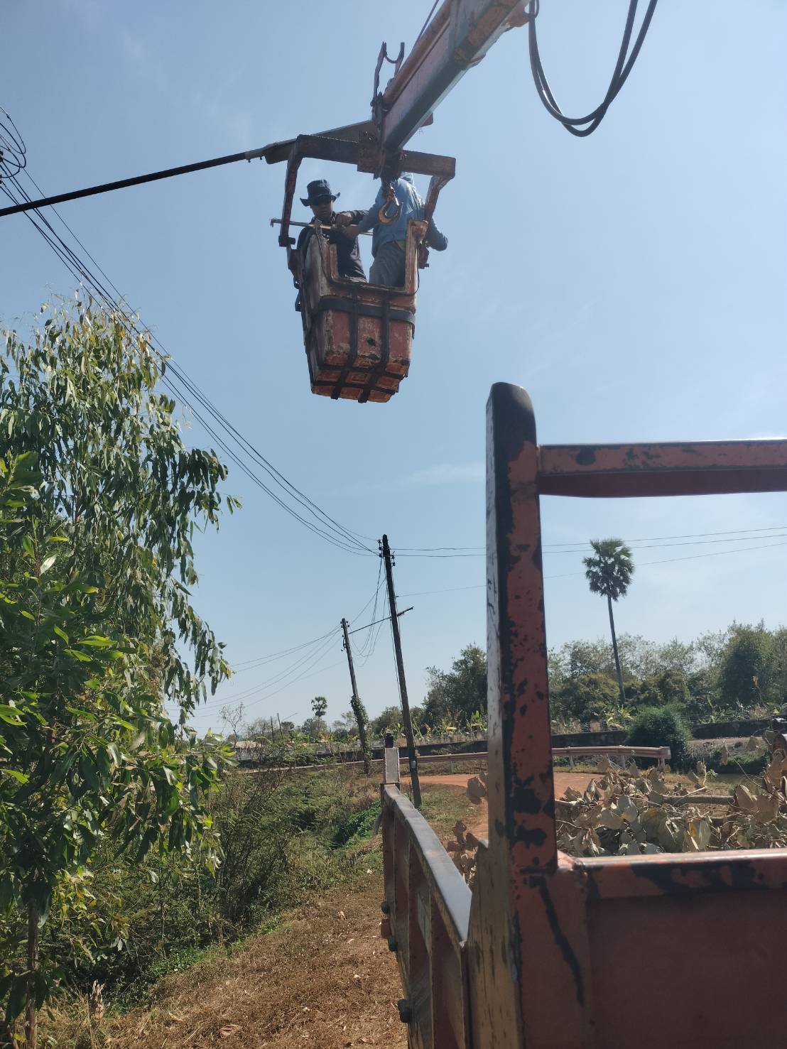 งานบริการประชาชน  กองช่าง เทศบาลตำบลเรณูนคร วันจันทร์ที่ 9 กุมภาพันธ์ 2569   นางรัตนาภรณ์ คงพราหมณ์ นายกเทศมนตรีตำบลเรณูนคร มอบหมายให้เจ้าหน้าที่กองช่างเทศบาลตำบลเรณูนคร ดำเนินการซ่อมแซมไฟฟ้า ถนนสาธารณะในเขตเทศบาลตำบลเรณูนคร