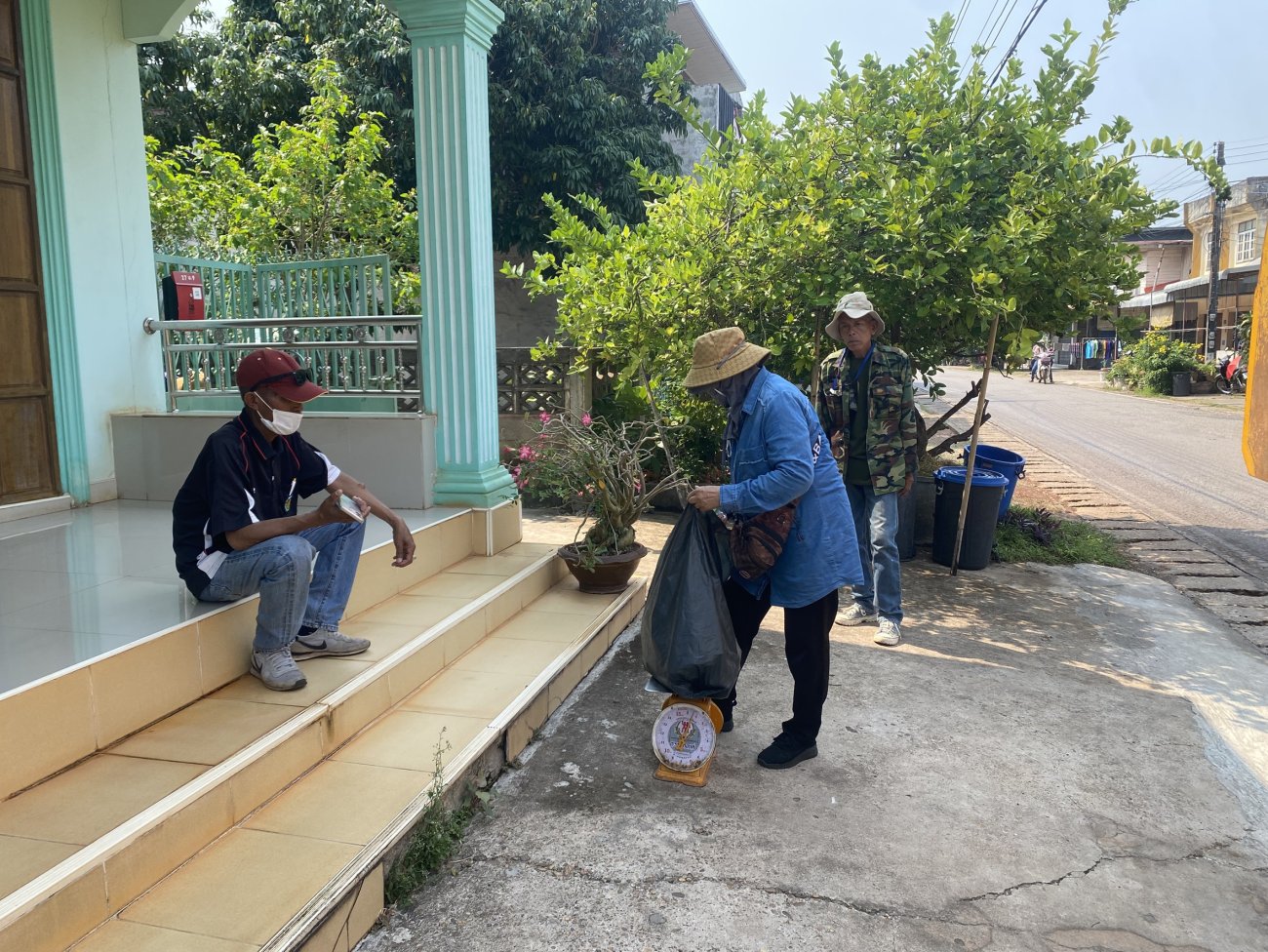 วันพุธที่ 1 เมษายน 2569  นางรัตนาภรณ์ คงพราหมณ์ นายกเทศมนตรีตำบลเรณูนคร มอบหมายให้เจ้าหน้าที่กองสาธารณสุขและสิ่งแวดล้อมสำนักงาน เทศบาลตำบลเรณูนคร  ลงพื้นที่เพื่อรับซื้อขยะรีไซเคิลตามโครงการณรงค์ลดปริมาณขยะอย่างมีส่วนร่วม ในพื้นที่ หมู่ 9 ตำบลเรณู อำเภอเรณูนคร จังหวัดนครพนม