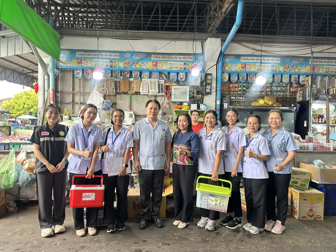 วันศุกร์ที่ 8 พฤษภาคม 2569 นางรัตนาภรณ์ คงพราหมณ์ นายกเทศมนตรีตำบลเรณูนคร มอบหมายให้ นางเยาวลักษ์ เขจรฤทธิ์ ผอ.กองสาธารณสุขและสิ่งแวดล้อม พร้อมเจ้าหน้าที่กองสาธารณสุขฯ เทศบาลตำบลเรณูนคร ร่วมกับโรงพยาบาลเรณูนคร  ลงพื้นที่เก็บตัวอย่างอาหารเพื่อตรวจวิเคราะห์สารปนเปื้อนในอาหาร บริเวณตลาดสดและตลาดโต้รุ่ง เทศบาลตำบลเรณูนคร อำเภอเรณูนคร จังหวัดนครพนม