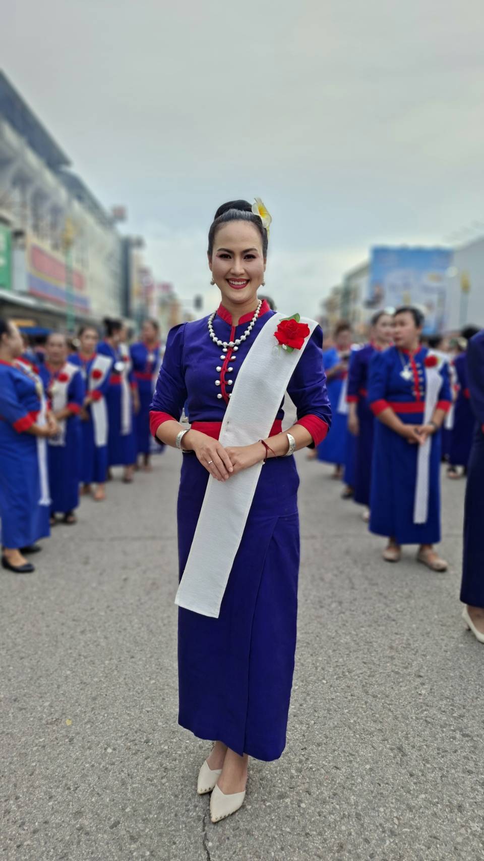 เทศบาลตำบลเรณูนคร ร่วมสืบสานประเพณีบวงสรวงพญาศรีสัตตนาคราช ประจำปี 2569 "รวมพลคนเกิดวันจันทร์" สะท้อนพลังศรัทธาและอัตลักษณ์ท้องถิ่น วันที่ 13 กรกฎาคม 2569 จังหวัดนครพนมจัดพิธีบวงสรวงพญาศรีสัตตนาคราช ประจำปี 2569 ณ ลานพญาศรีสัตตนาคราช ริมฝั่งแม่น้ำโขง ท่ามกลางบรรยากาศแห่งความศรัทธา โดยมีหน่วยงานภาครัฐ ภาคเอกชน สถาบันการศึกษา ภาคประชาสังคม และประชาชนจากทั่วจังหวัดเข้าร่วมอย่างพร้อมเพรียง เพื่อร่วมสืบสานประเพณีอันทรงคุณค่าซึ่งเป็นเอกลักษณ์ของจังหวัดนครพนม เทศบาลตำบลเรณูนคร นำโดย นางรัตนาภรณ์ คงพราหมณ์ นายกเทศมนตรีตำบลเรณูนคร พร้อมด้วยคณะผู้บริหาร  สมาชิกสภาเทศบาล บุคลากรในสังกัด ประชาชนชาวอำเภอเรณูนคร เข้าร่วมขบวนแห่เครื่องสักการะและพิธีบวงสรวงพญาศรีสัตตนาคราช ด้วยความพร้อมเพรียงและเปี่ยมด้วยศรัทธา ภายใต้กิจกรรม "รวมพลคนเกิดวันจันทร์" ซึ่งสะท้อนถึงความร่วมแรงร่วมใจในการอนุรักษ์และสืบทอดมรดกทางวัฒนธรรมของท้องถิ่นของชาวอำเภอเรณูนคร