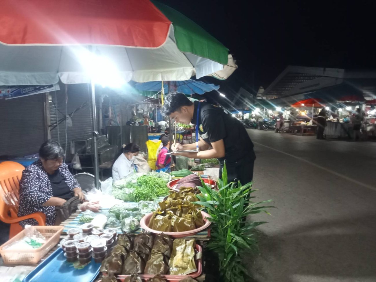 วันพฤหัสบดีที่ 16 กรกฎาคม 2569 เวลา 03.00 น. นางรัตนาภรณ์ คงพราหมณ์ นายกเทศมนตรีตำบลเรณูนคร มอบหมายให้ นายอภิชาติ โชติเจริญไพศาล ผอ.กองช่าง นางเยาวลักษณ์ เขจรฤทธิ์ ผอ.กองสาธารณสุขและสิ่งแวดล้อม นายศรายุทธ เพ็งเภา หัวหน้าฝ่ายปกครอง พร้อมพนักงานเทศบาลตำบลเรณูนคร ลงพื้นที่สำรวจข้อมูลแม่ค้าตลาดสดในปัจจุบัน  ณ ตลาดสดเทศบาลตำบลเรณูนคร อำเภอเรณูนคร จังหวัดนครพนม