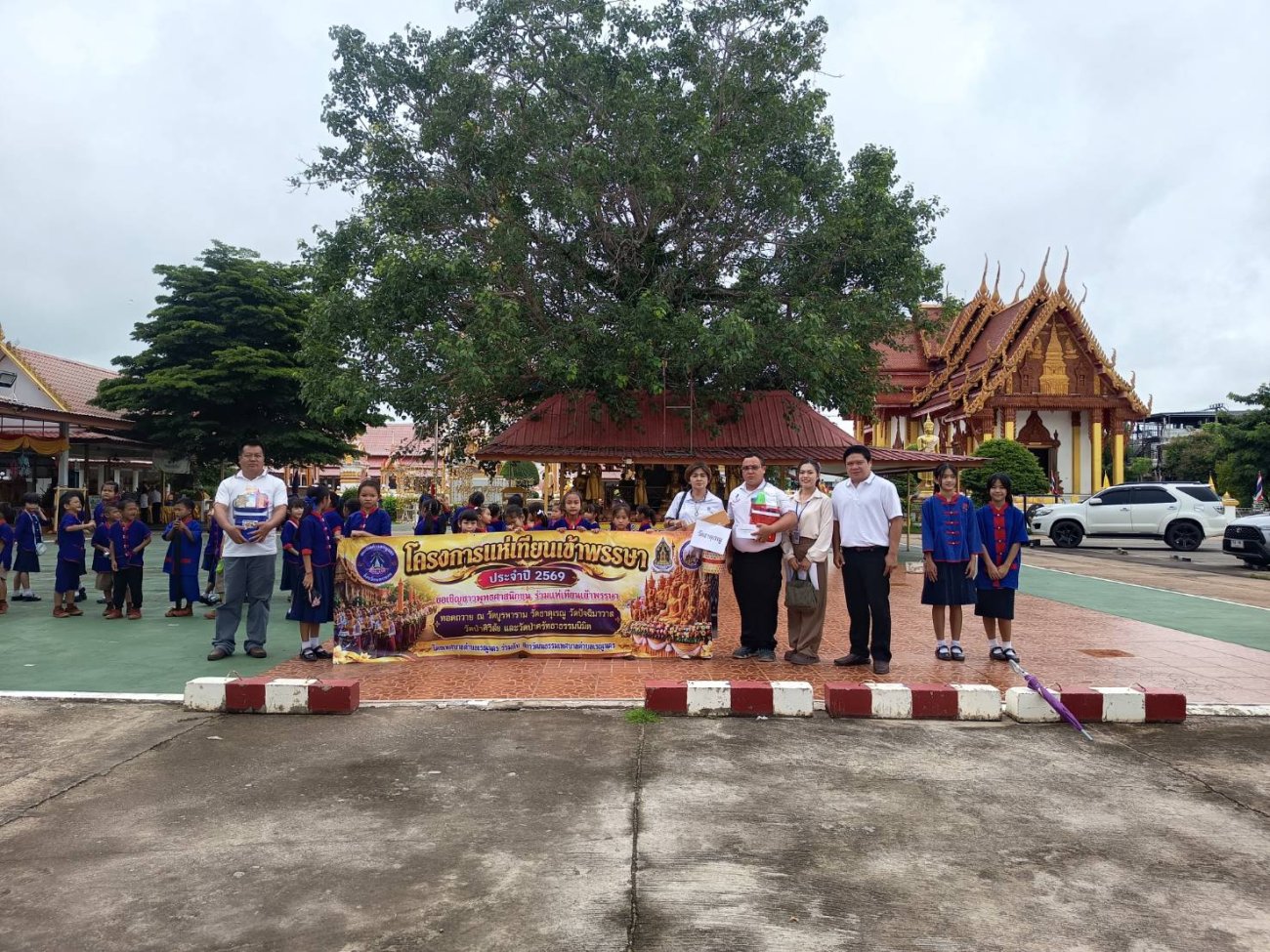 วันศุกร์ที่ 24 กรกฎาคม 2569 คณะผู้บริหาร สมาชิกสภา พนักงานและลูกจ้างเทศบาลตำบลเรณูนคร เข้าร่วมพิธีถวายเทียนพรรษา ณ วัดธาตุเรณู วัดบูรพาราม วัดป่าศิวิวัย วัดป่าศรัทธาธรรมนิมิต วัดปัจฉิมวาส เนื่องในวันเข้าพรรษา เพื่อร่วมสืบสานพระพุทธศาสนา อนุรักษ์และส่งเสริมประเพณีอันดีงามของไทย ตลอดจนร่วมสืบทอดคุณค่าทางวัฒนธรรมให้คงอยู่สืบไป