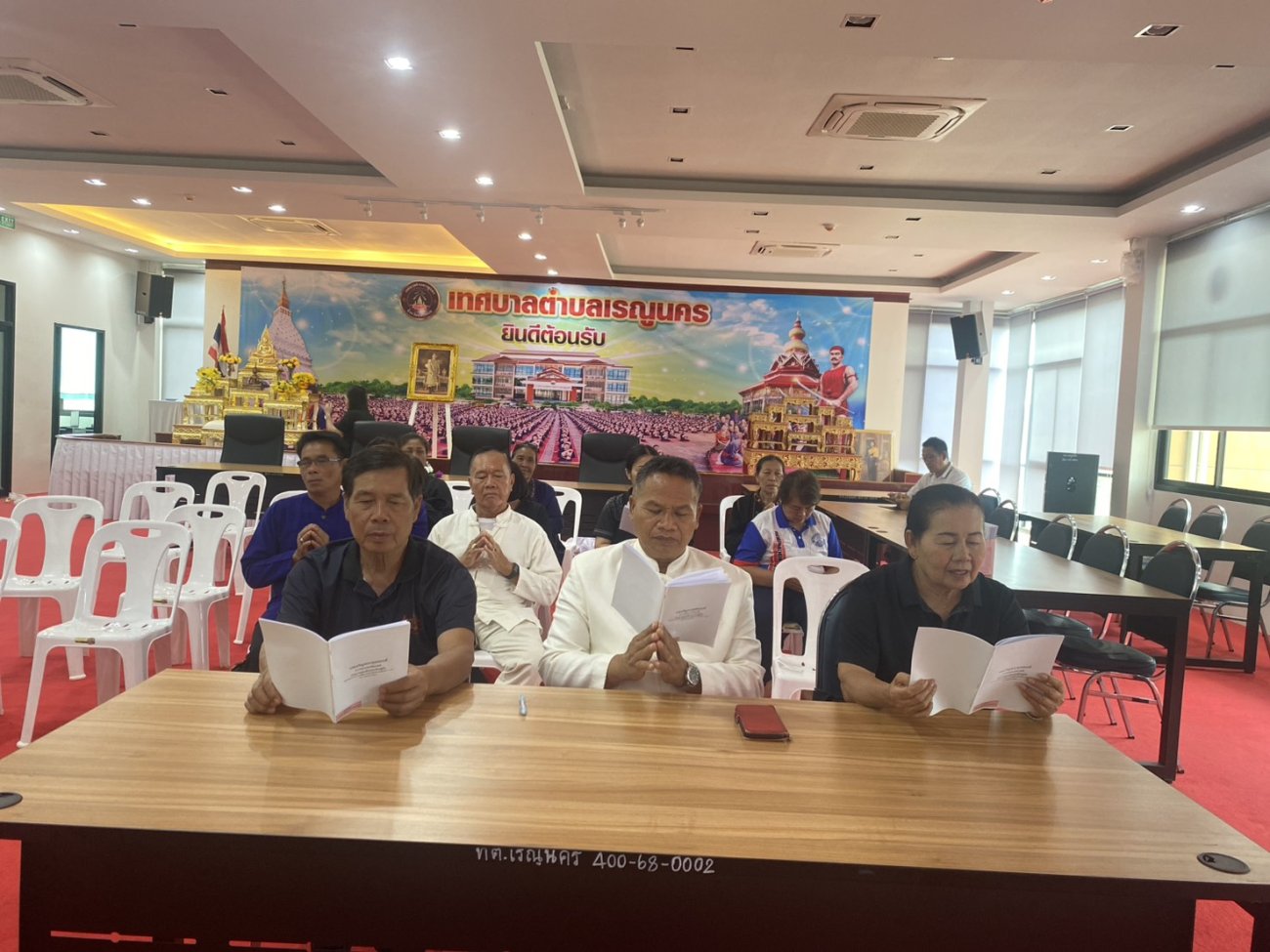 เทศบาลตำบลเรณูนคร ร่วมพิธีเจริญพระพุทธมนต์ เจริญจิตภาวนา (ออนไลน์) เฉลิมพระเกียรติและถวายเป็นพระราชกุศล เนื่องในโอกาสวันเฉลิมพระชนมพรรษา พระบาทสมเด็จพระเจ้าอยู่หัว วันจันทร์ที่ 27 กรกฎาคม 2569 เวลา 13.30 น. เทศบาลตำบลเรณูนคร โดย คณะผู้บริหารสมาชิกสภาเทศบาล หัวหน้าส่วนราชการ พนักงานเทศบาล พนักงานจ้าง ผู้ใหญ่บ้าน และกรรมการชุมชน ร่วมพิธีเจริญพระพุทธมนต์ เจริญจิตภาวนา (ออนไลน์) เพื่อเฉลิมพระเกียรติและถวายเป็นพระราชกุศล เนื่องในโอกาสวันเฉลิมพระชนมพรรษา พระบาทสมเด็จพระเจ้าอยู่หัว วันที่ 28 กรกฎาคม 2569 พิธีดังกล่าวจัดขึ้น ณ ห้องประชุมรัตนโกมลมงคลเขต ชั้น 3 เทศบาลตำบลเรณูนคร โดยเข้าร่วมผ่านระบบประชุมทางไกล Zoom พร้อมกันทั่วประเทศ เพื่อร่วมแสดงความจงรักภักดี สำนึกในพระมหากรุณาธิคุณ และน้อมถวายเป็นพระราชกุศล เนื่องในวาระอันเป็นมงคลยิ่งของปวงชนชาวไทย