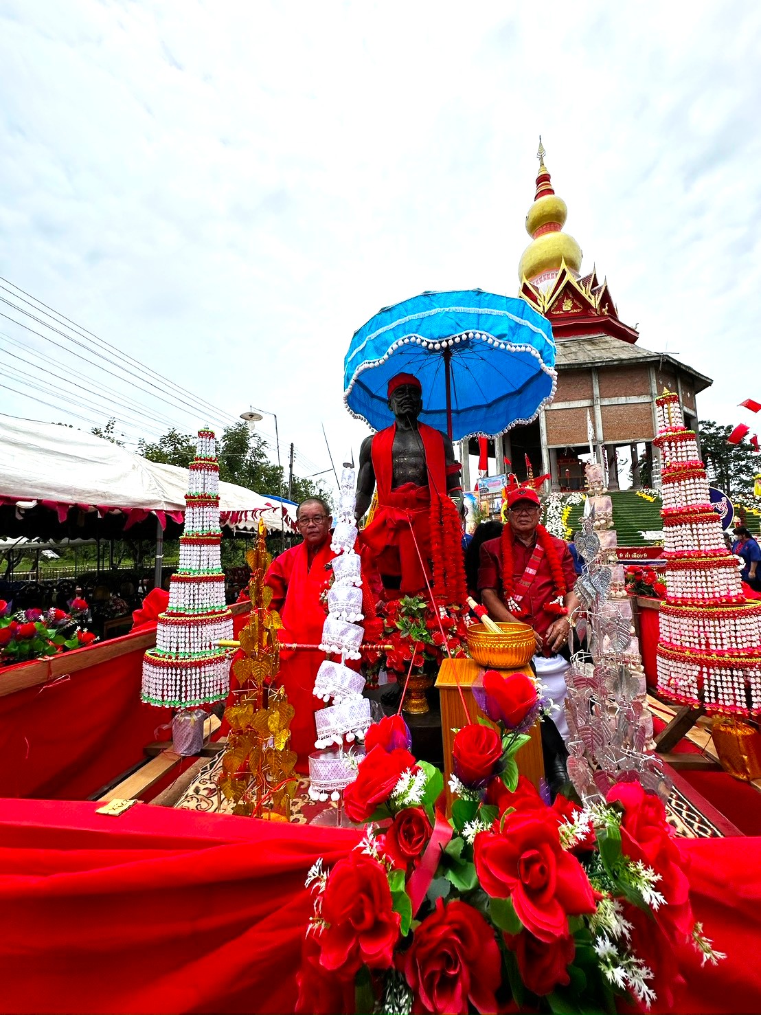 ก้าวสู่ 200 ปี “เมืองเว” เรณูนครร้อยดวงใจชาวผู้ไท สืบสานมรดกวัฒนธรรม สู่การท่องเที่ยวอย่างยั่งยืน  วันที่ 22 สิงหาคม 2569 ชาวอำเภอเรณูนคร 8 ตำบล 4 คุ้มวัด ร่วมเดินขบวนแห่เฉลิมฉลอง 200 ปี เรณูนคร อัญเชิญองค์เจ้าปู่ถลาขึ้นรถขบวนแห่รอบเมืองเรณูนคร เพื่อให้ชาวเรณูนครและนักท่องเที่ยว ได้กราบไหว้องค์เจ้าปู่ถลา เมืองเรณูนครนับเป็นเมืองเก่าแก่ที่มีประวัติศาสตร์ยาวนาน โดดเด่นด้วยศิลปวัฒนธรรม ประเพณี วิถีชีวิต และภูมิปัญญาท้องถิ่น โดยเฉพาะอัตลักษณ์ของชาวผู้ไทเรณูนคร ที่ได้รับการถ่ายทอดจากรุ่นสู่รุ่น ทั้งภาษา การแต่งกาย ประเพณี วิถีชุมชน และภูมิปัญญาต่าง ๆ ซึ่งล้วนเป็นมรดกทางวัฒนธรรมและความภาคภูมิใจของคนเรณูนคร การจัดโครงการในครั้งนี้ เนื่องในโอกาสครบรอบ 200 ปี การจัดตั้งเมืองเรณูนคร มุ่งให้ประชาชน เด็กและเยาวชน ได้เรียนรู้ประวัติศาสตร์ ตระหนักถึงคุณค่าของรากเหง้า และมีส่วนร่วมในการอนุรักษ์ สืบสานศิลปวัฒนธรรม ประเพณี และภูมิปัญญาท้องถิ่น เพื่อส่งต่อมรดกทางวัฒนธรรมให้คงอยู่สืบไปขณะเดียวกัน ยังเป็นการนำ “ทุนทางวัฒนธรรม” และอัตลักษณ์ผู้ไทเรณูนคร มาสร้างคุณค่าและมูลค่า ผ่านการส่งเสริมการท่องเที่ยวเชิงวัฒนธรรม เผยแพร่เรื่องราว วิถีชีวิต และเสน่ห์ของเมืองเรณูนครให้เป็นที่รู้จักในวงกว้าง อันจะช่วยสร้างโอกาสทางเศรษฐกิจ เพิ่มรายได้แก่ประชาชน และยกระดับชุมชนสู่การเป็นแหล่งท่องเที่ยวทางวัฒนธรรมที่มีเอกลักษณ์ 200 ปี เรณูนคร จึงไม่ใช่เพียงการเฉลิมฉลองอดีต แต่คือการรวมพลังของคนรุ่นปัจจุบัน เพื่อสืบสานรากเหง้า ต่อยอดทางทุนวัฒนธรรม และส่งต่อเรื่องราวของเมืองผู้ไทแห่งนี้สู่คนรุ่นต่อไปอย่างภาคภูมิใจ