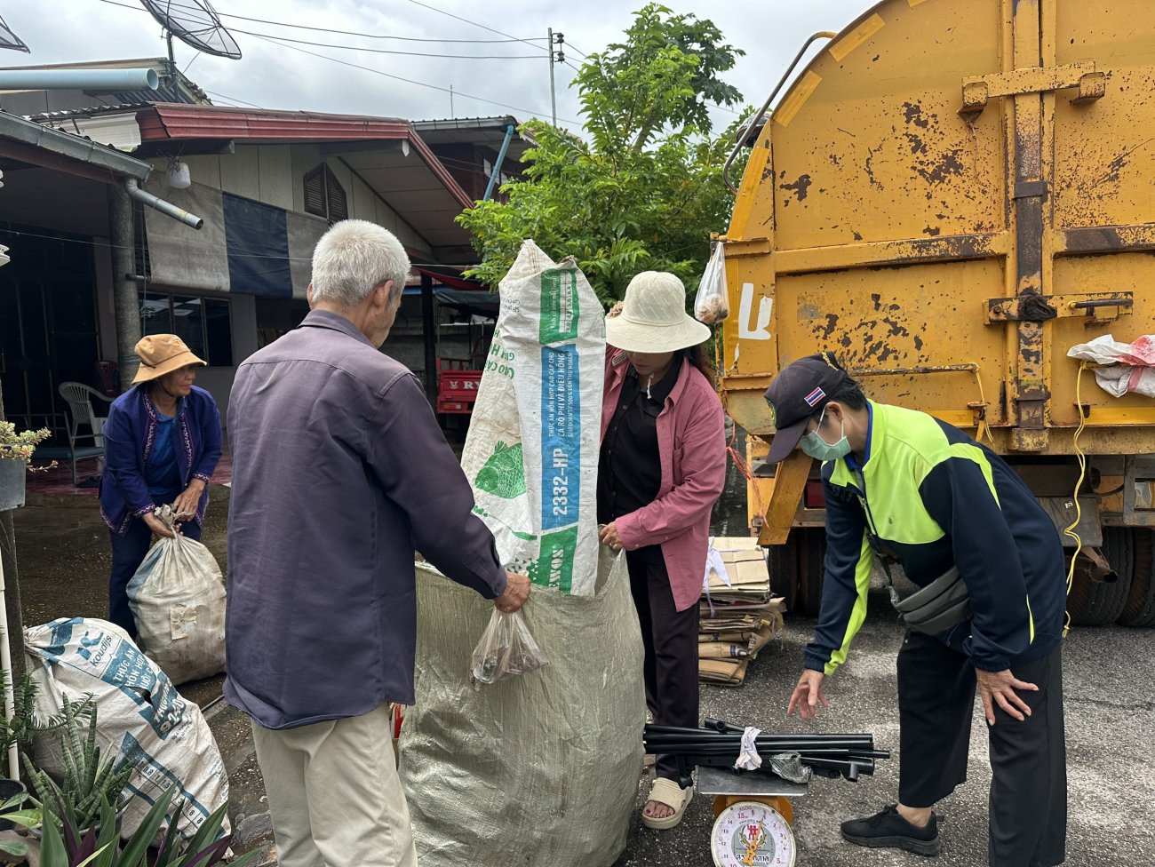 วันพุธที่ 2 กันยายน 2569  นางรัตนาภรณ์ คงพราหมณ์ นายกเทศมนตรีตำบลเรณูนคร มอบหมายให้เจ้าหน้าที่กองสาธารณสุขและสิ่งแวดล้อมสำนักงาน เทศบาลตำบลเรณูนคร  ลงพื้นที่เพื่อรับซื้อขยะรีไซเคิลตามโครงการณรงค์ลดปริมาณขยะอย่างมีส่วนร่วม ในพื้นที่  หมู่ 2 ตำบลโพนทอง อำเภอเรณูนคร  จังหวัดนครพนม